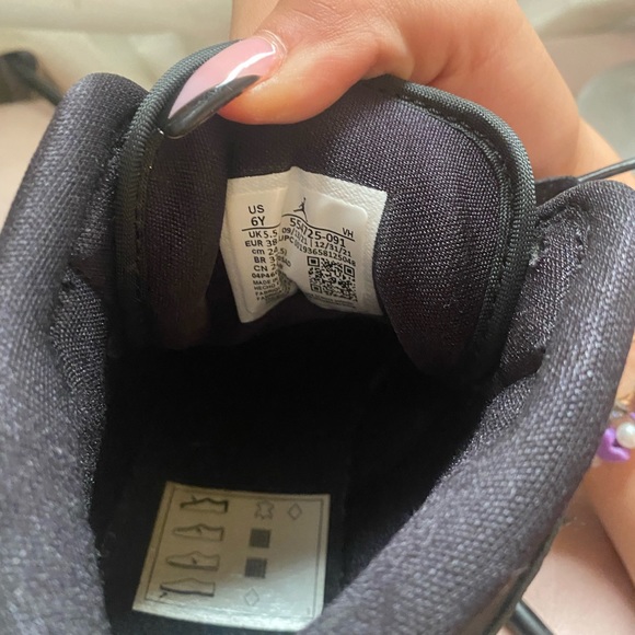 Black Jordan 1's - Picture 12 of 12